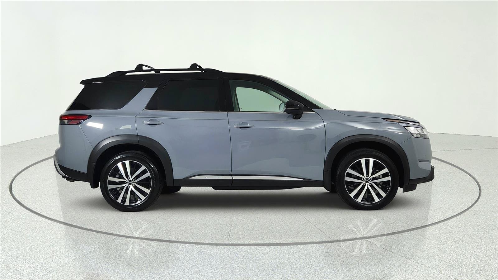Used 2024 Nissan Pathfinder Platinum FWD image 4