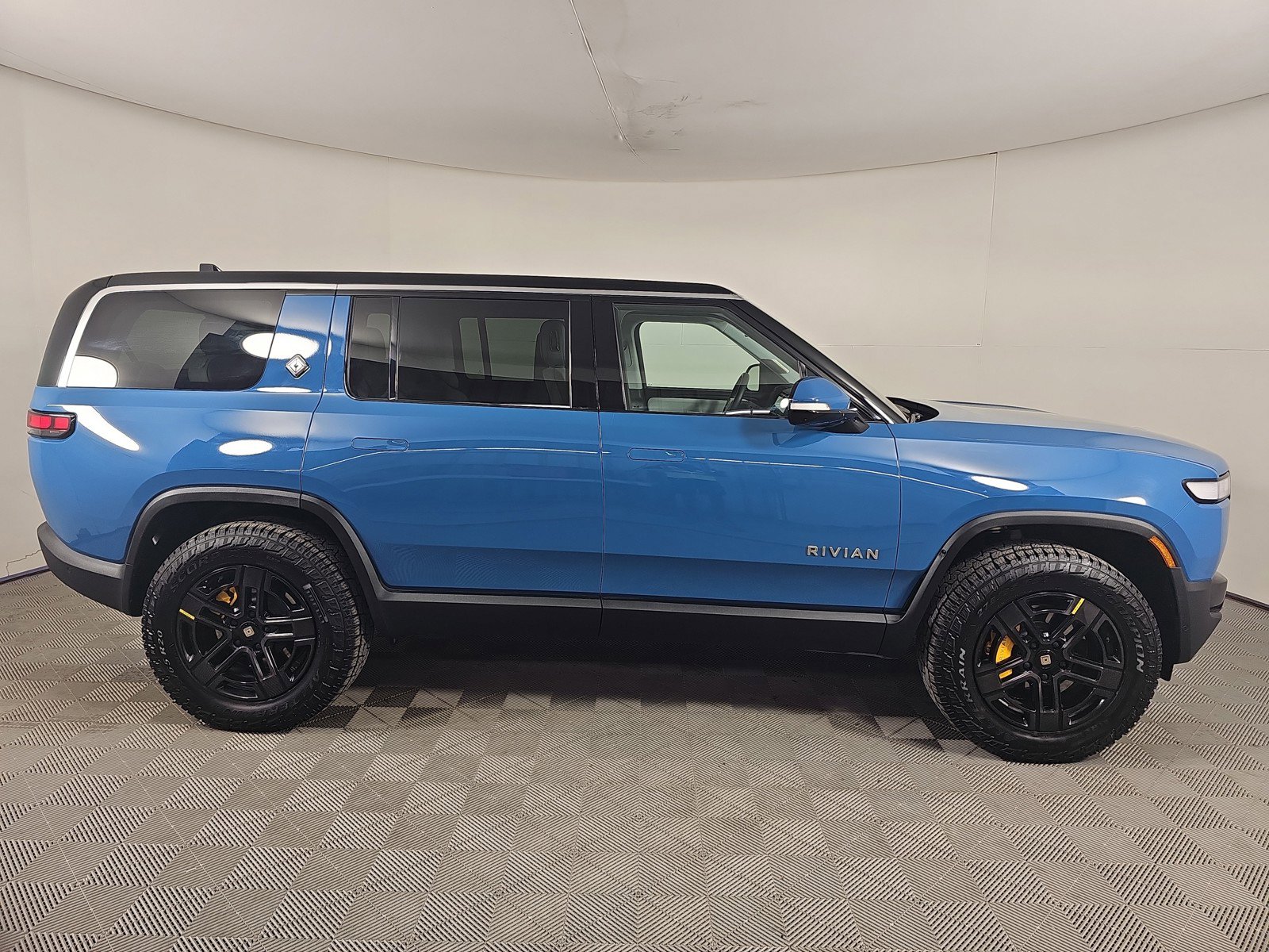 Used 2023 Rivian R1S Adventure image 6