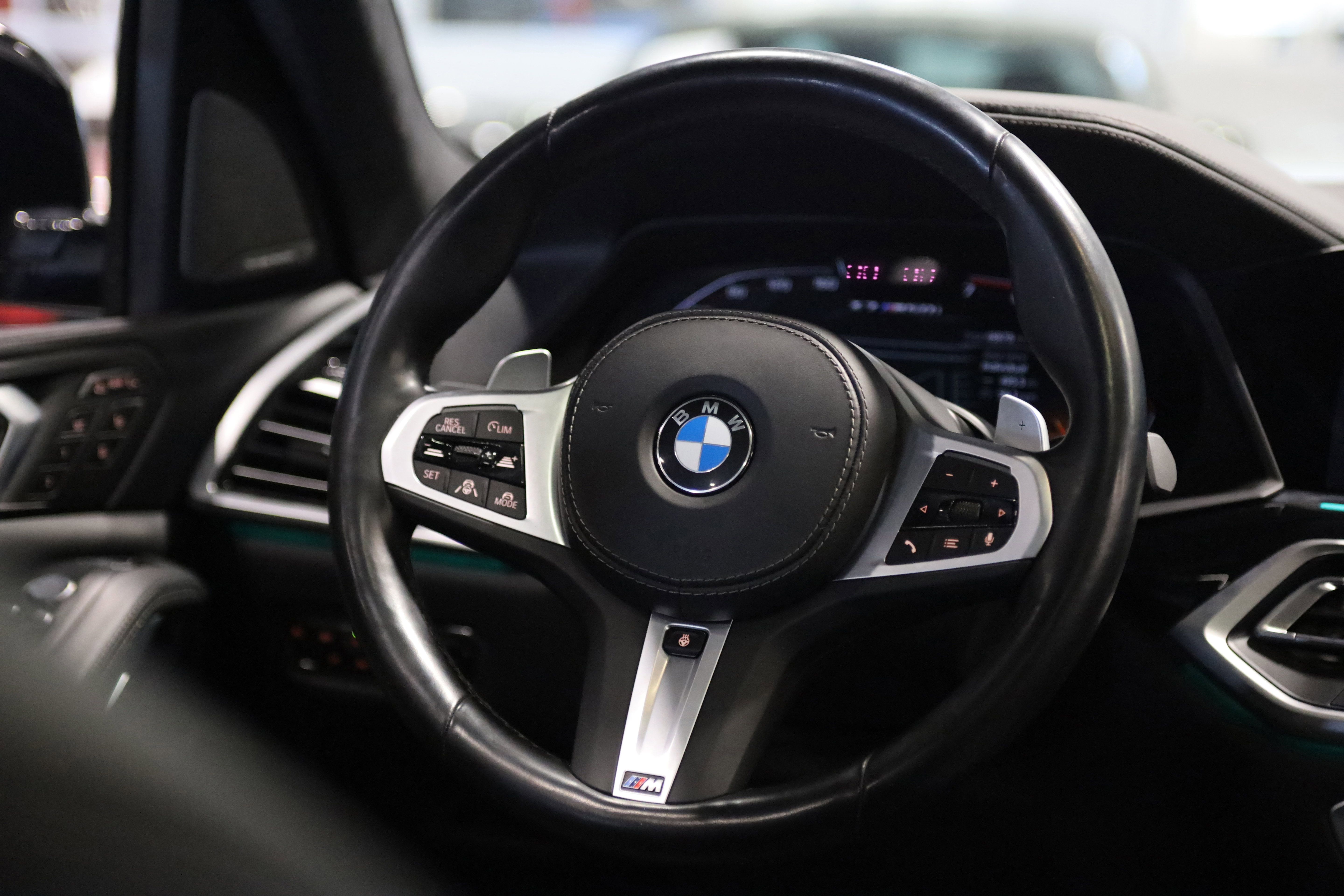 Used 2022 BMW X7 M50i w/ Dynamic Handling Package image 23