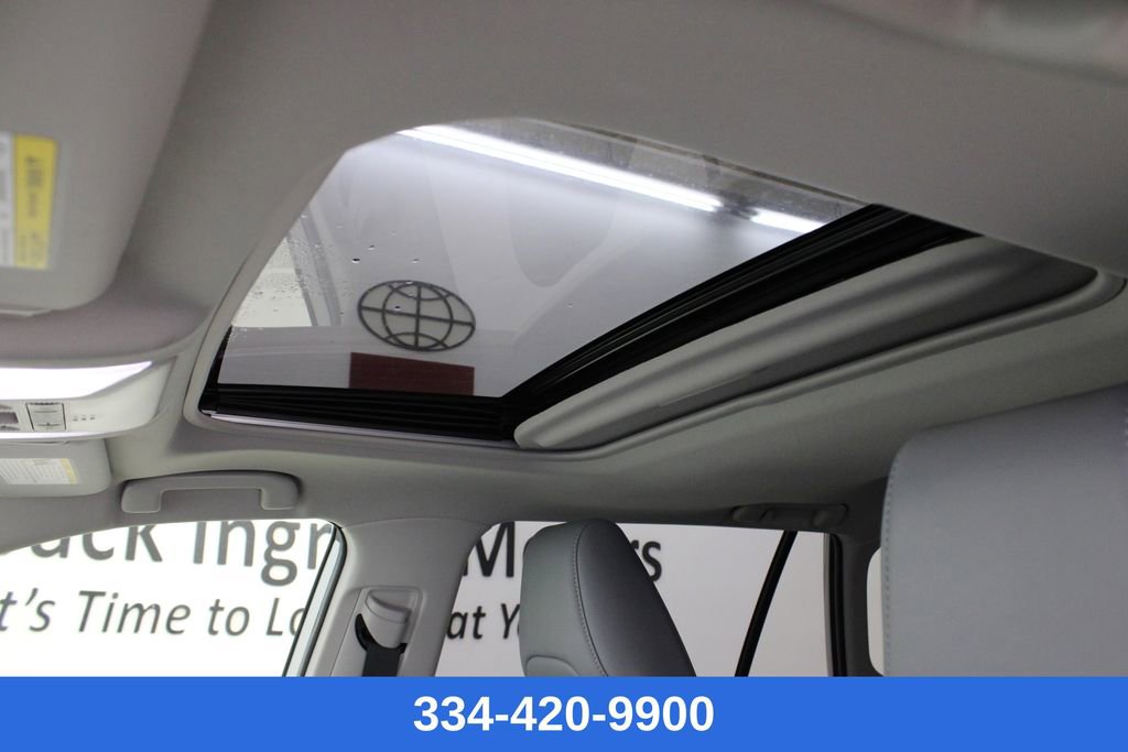 Used 2022 Toyota RAV4 XLE Premium image 11