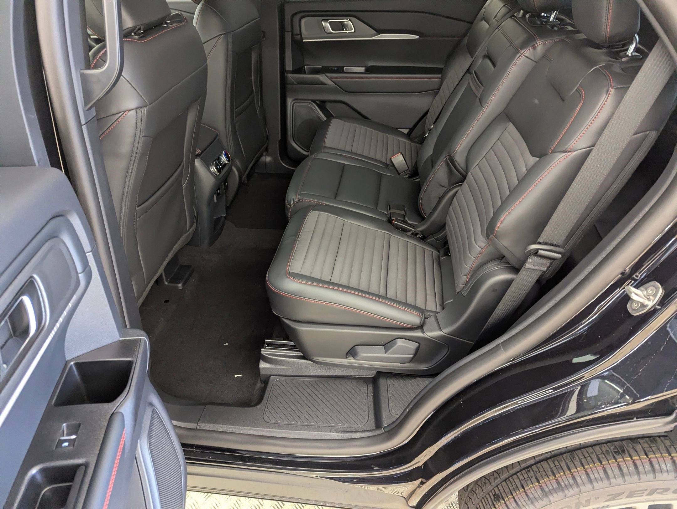 New 2026 Ford Explorer ST-Line w/ ST-Line Street Pack image 14