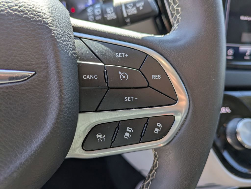 Used 2024 Chrysler Pacifica Touring-L image 16