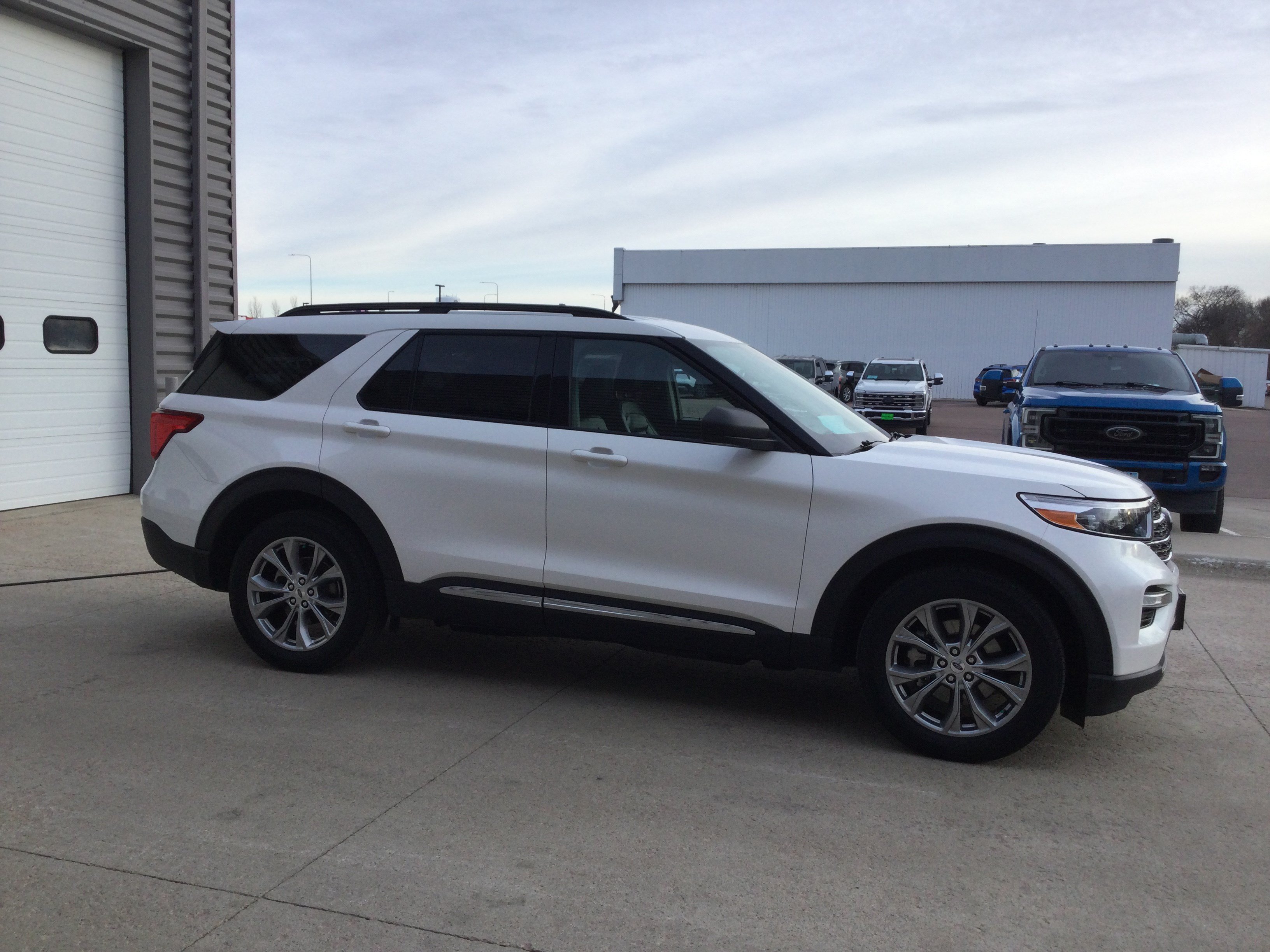 Used 2023 Ford Explorer XLT w/ Equipment Group 202A AWD/4WD image 3