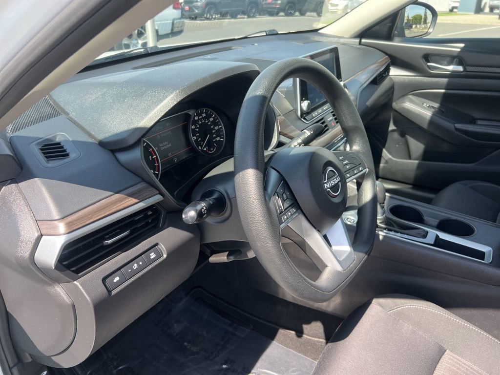 Used 2025 Nissan Altima 2.5 SV FWD image 19