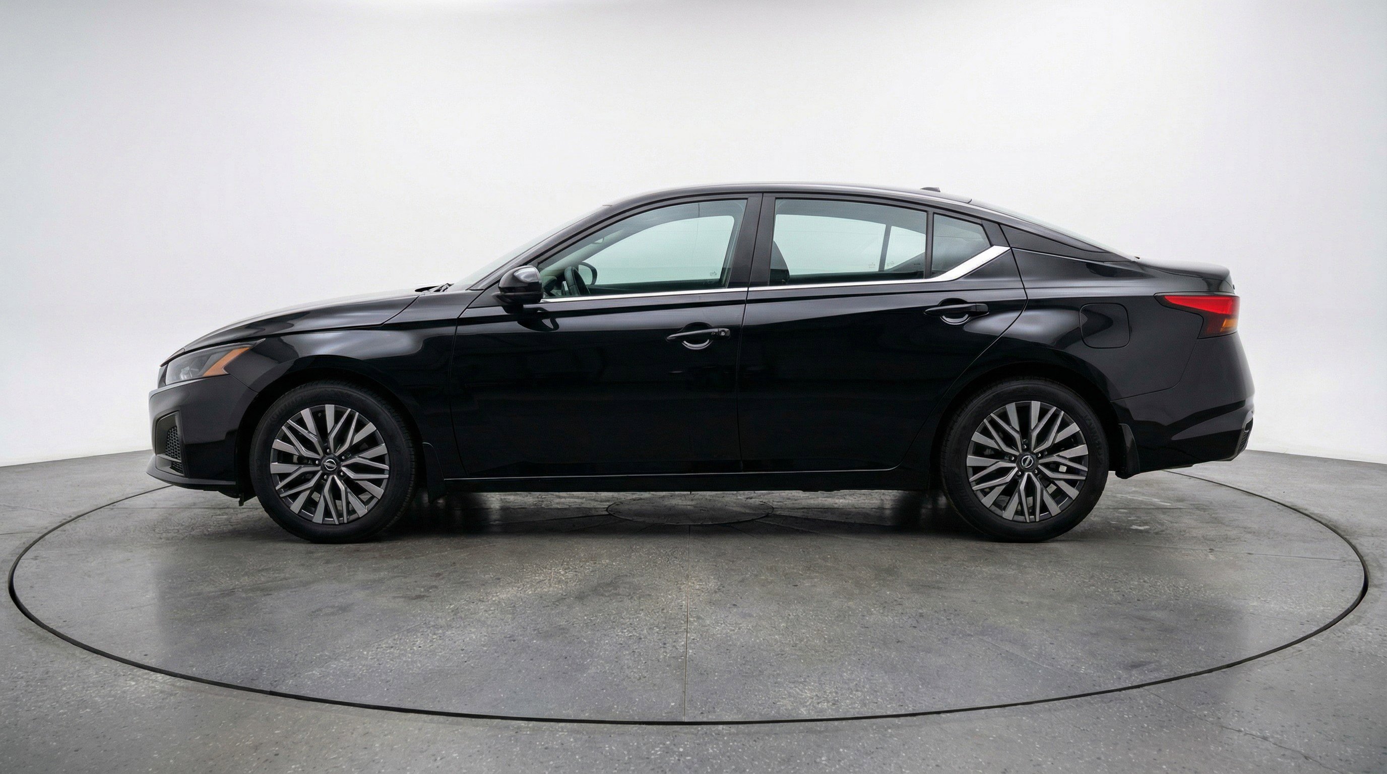 Used 2025 Nissan Altima 2.5 SV image 5