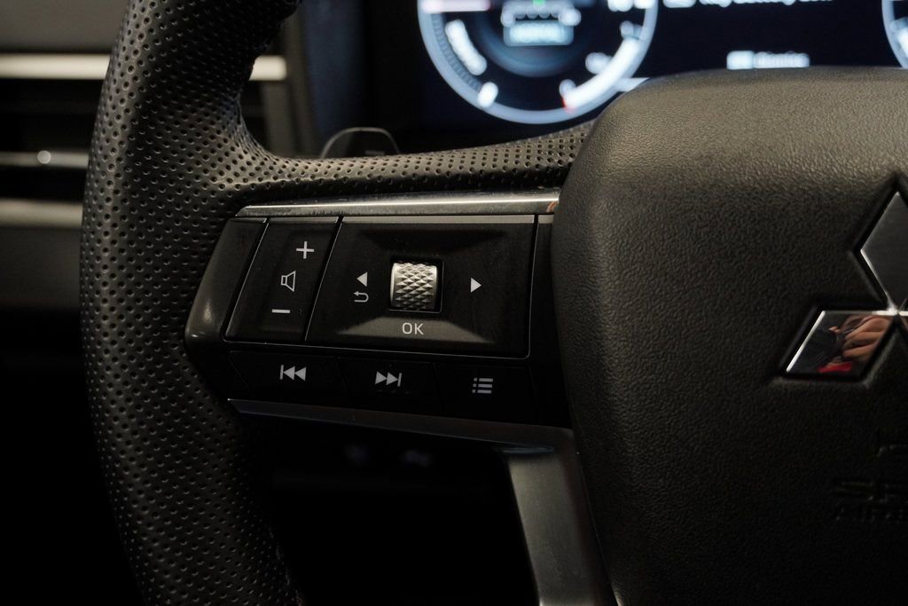 Used 2023 Mitsubishi Outlander SE image 39