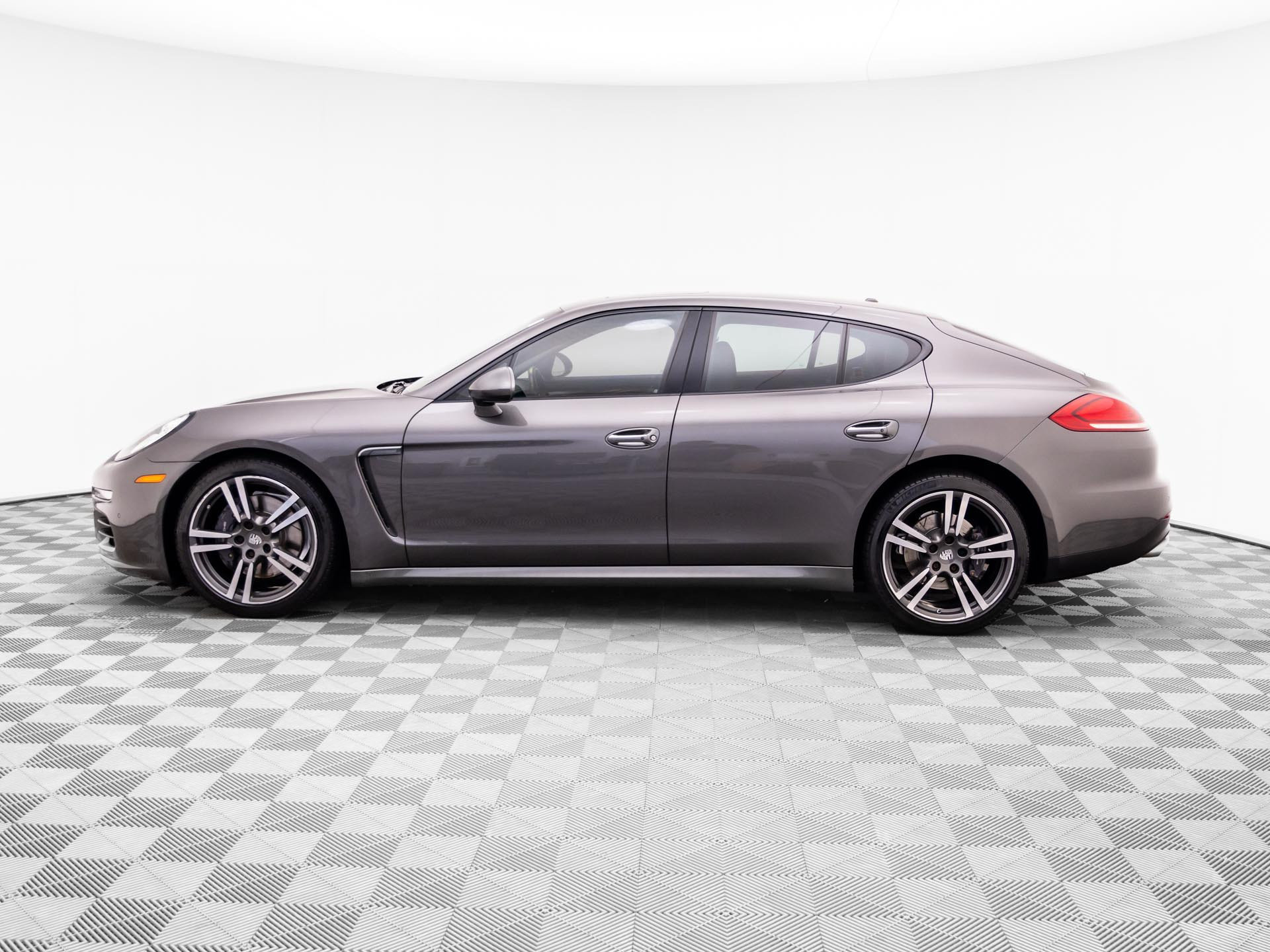 Used 2015 Porsche Panamera image 2
