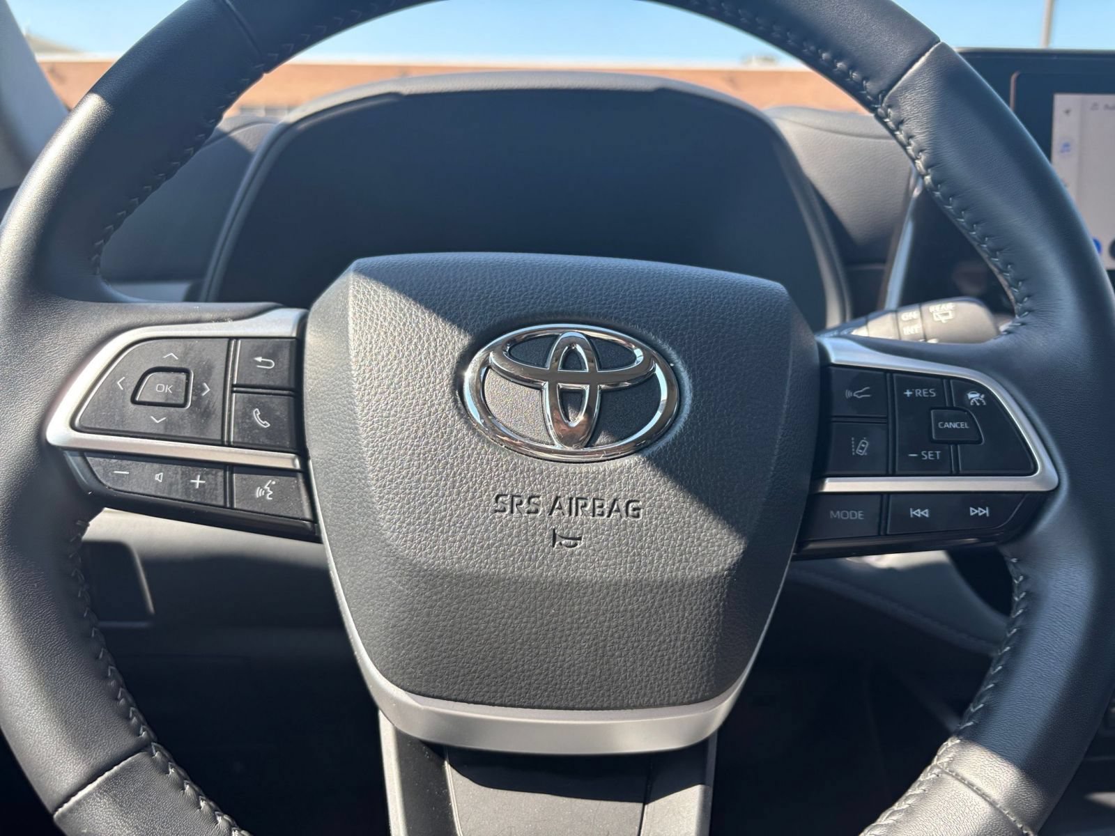 Used 2025 Toyota Highlander LE FWD image 24