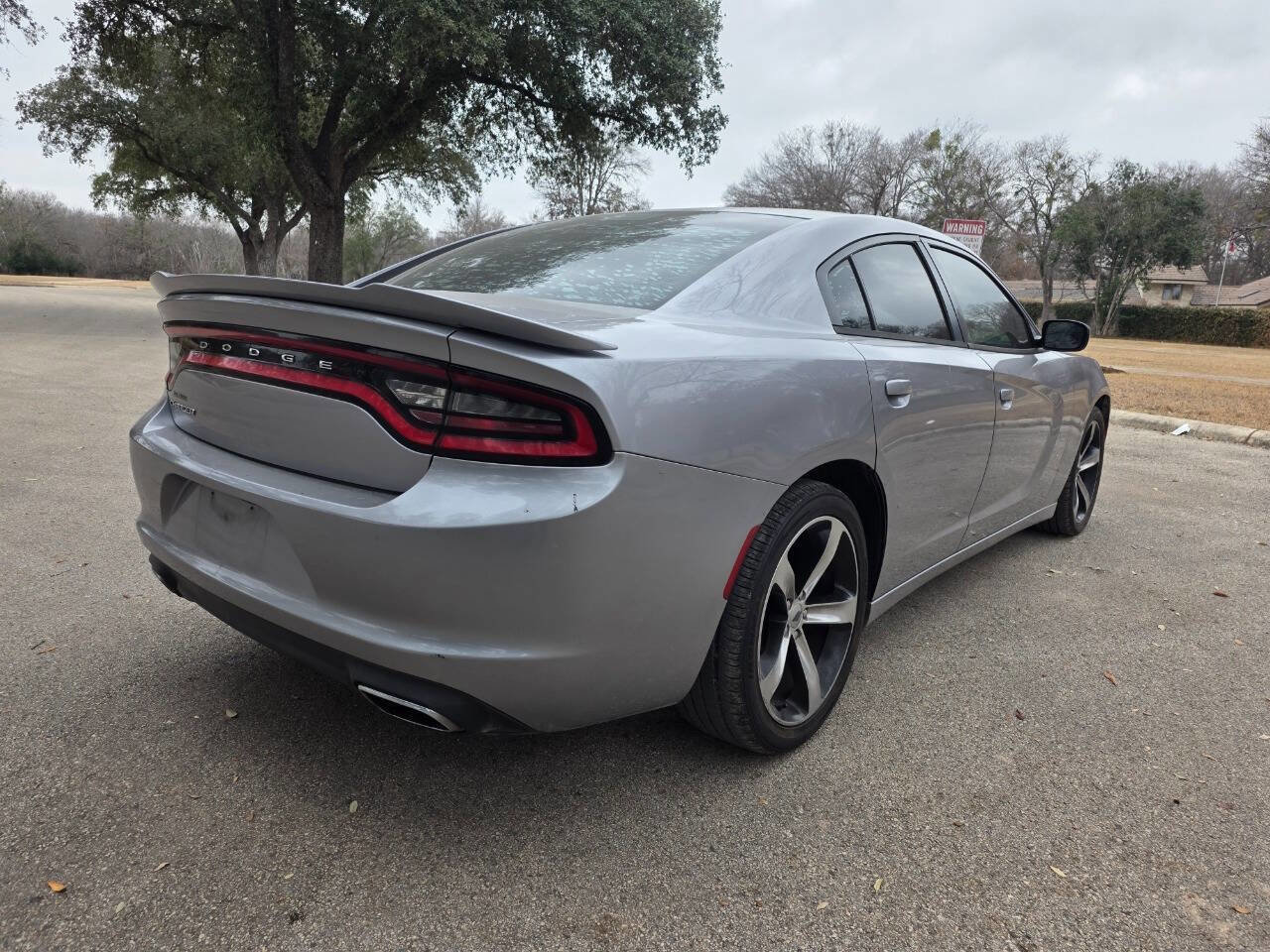 Used 2017 Dodge Charger SE RWD image 3
