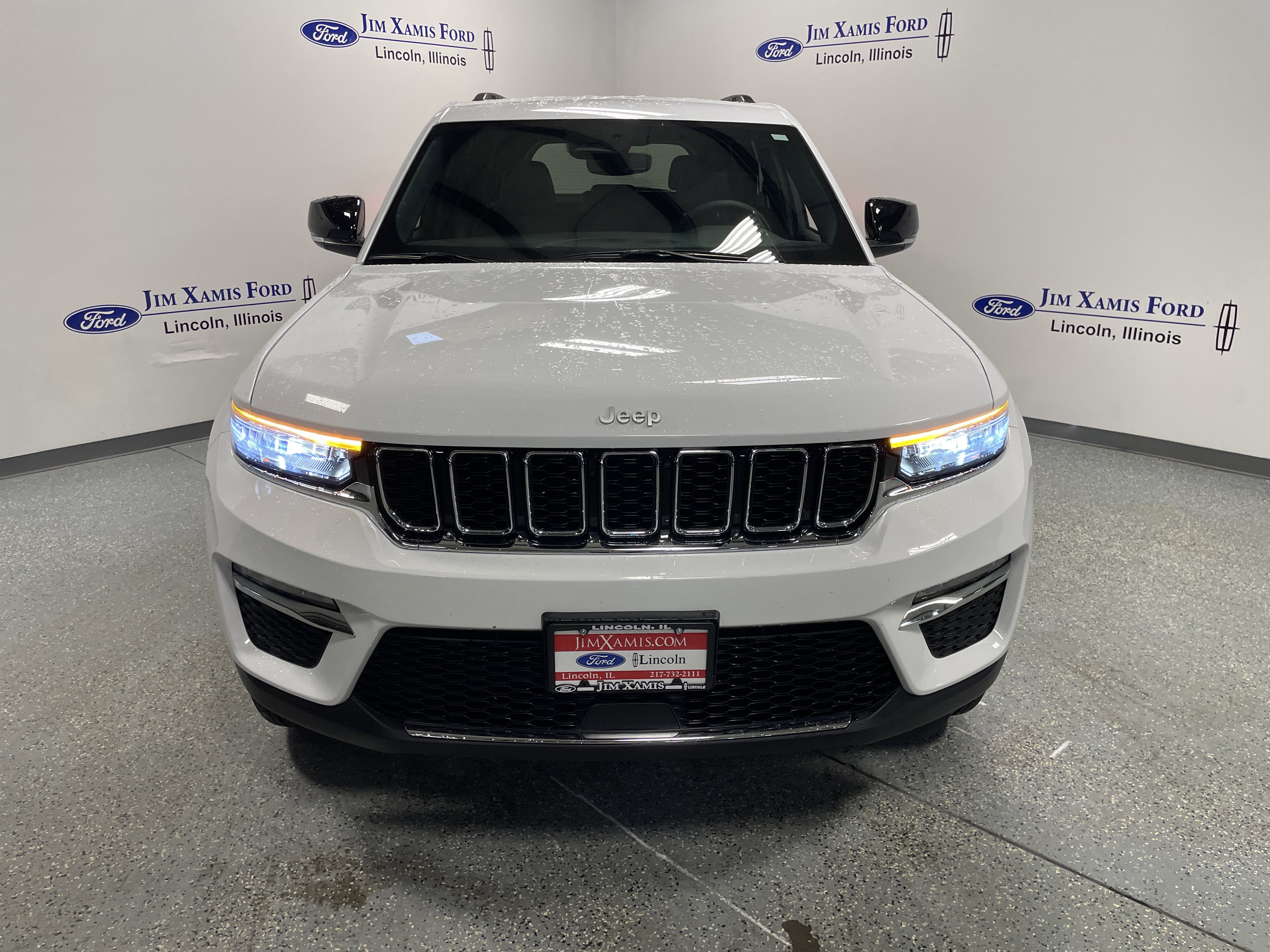 Used 2024 Jeep Grand Cherokee Limited image 2