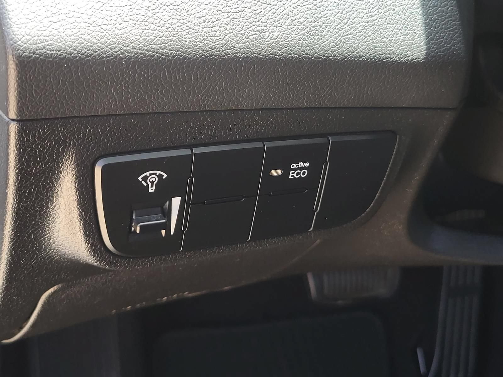 Used 2016 Hyundai Veloster FWD image 17