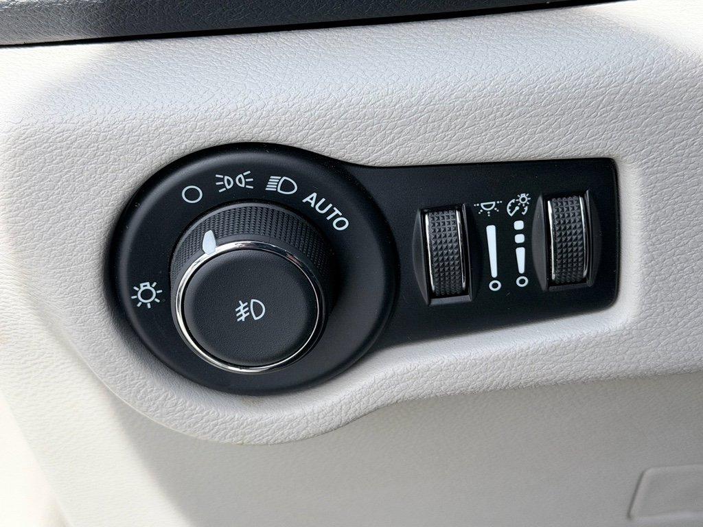 Used 2024 Chrysler Pacifica Touring-L image 11