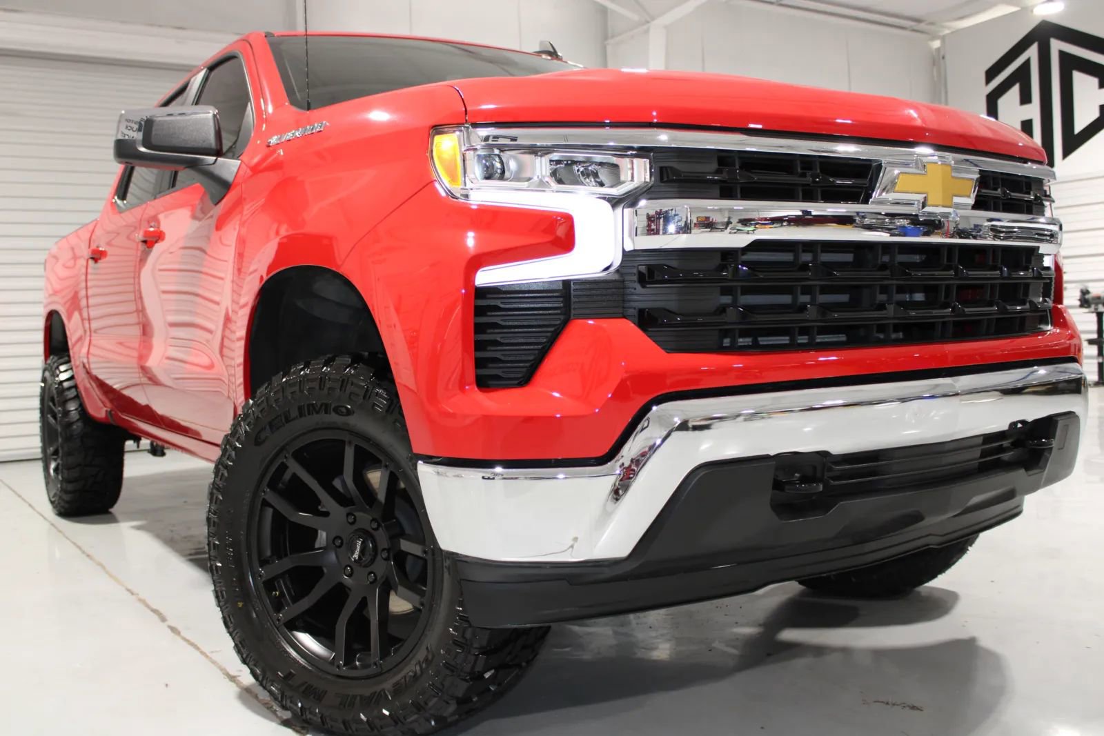 Used 2025 Chevrolet Silverado 1500 LT AWD/4WD image 3