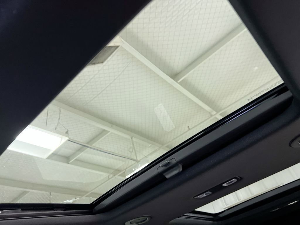 Used 2024 Buick Enclave Avenir AWD/4WD image 19