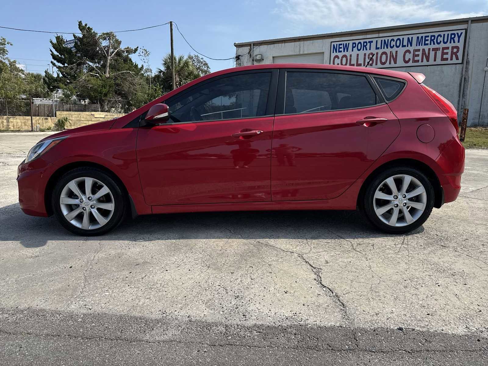 Used 2013 Hyundai Accent SE image 3