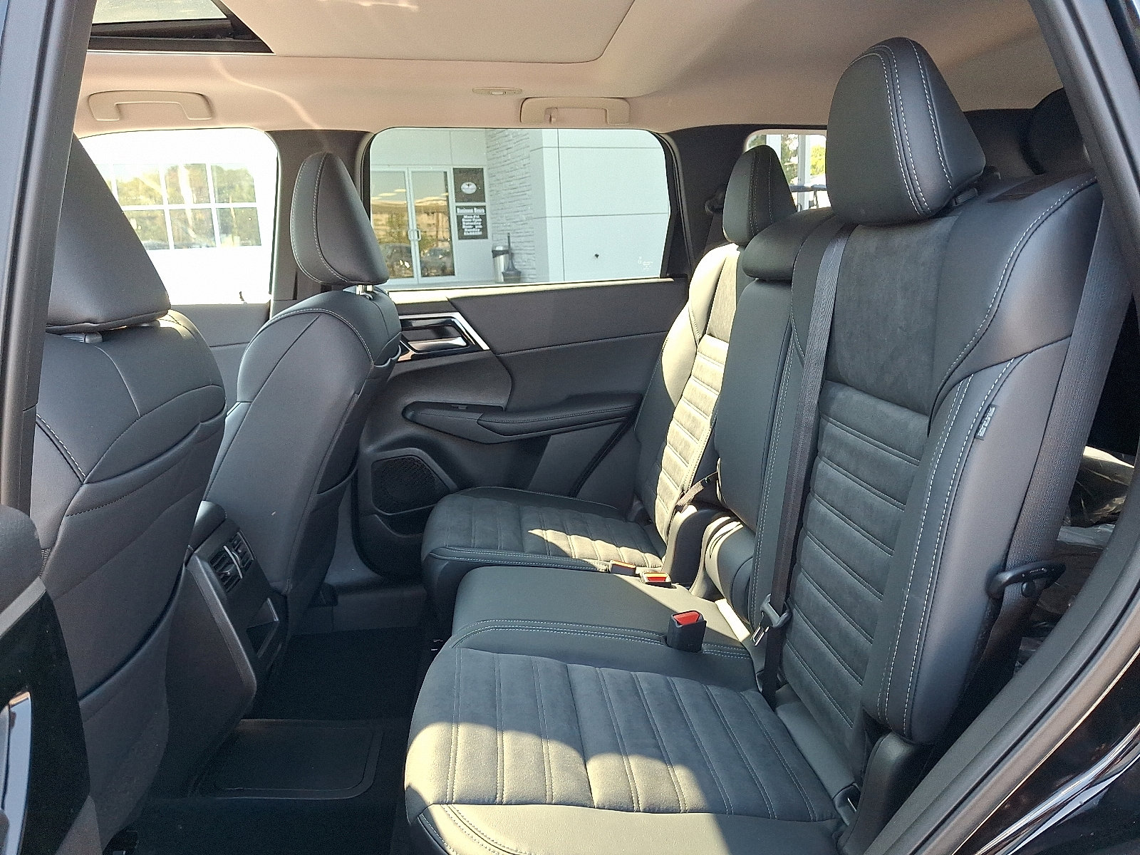 New 2025 Mitsubishi Outlander SE image 10