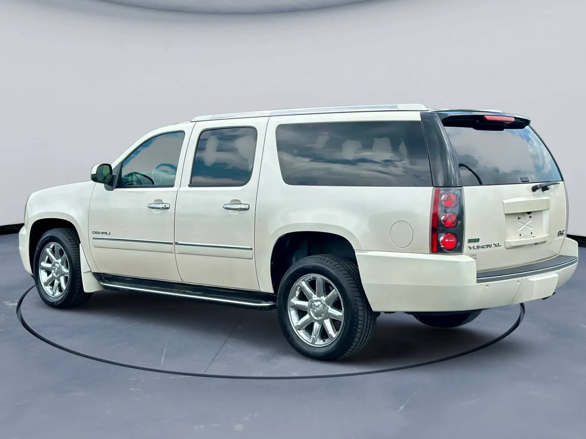 Used 2012 GMC Yukon XL Denali AWD/4WD image 4