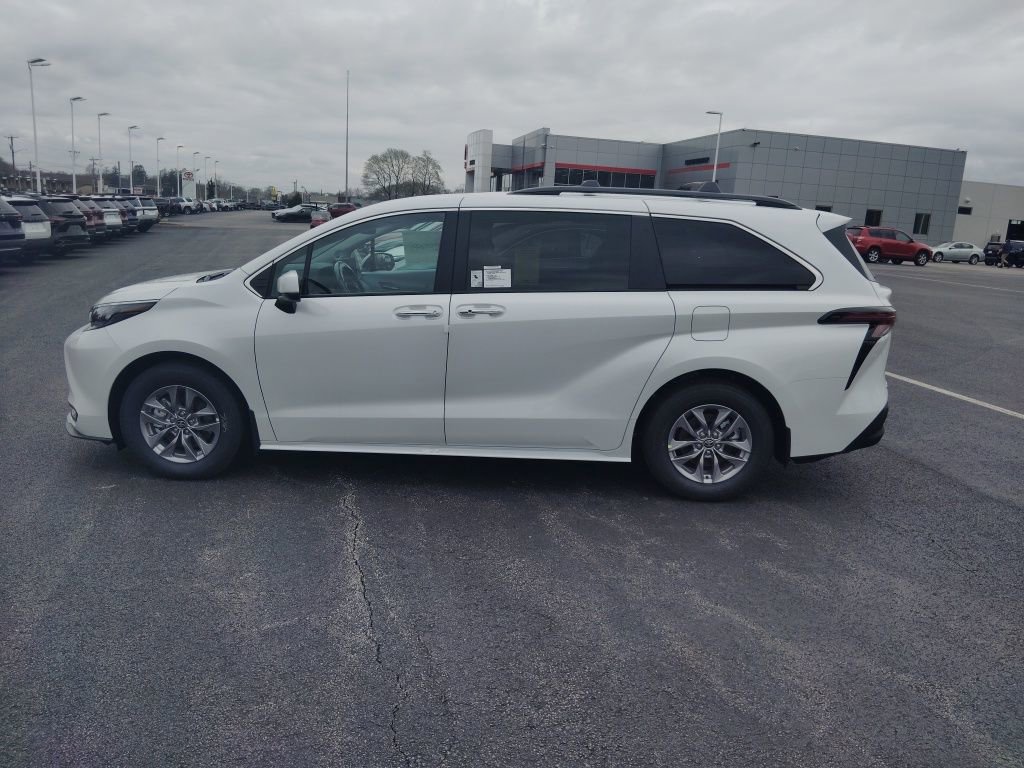 New 2026 Toyota Sienna XLE AWD/4WD image 4