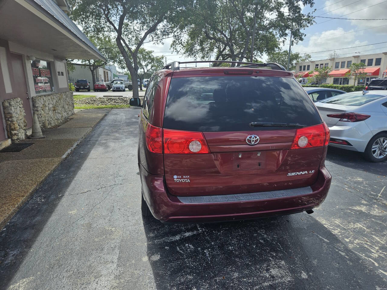 Used 2010 Toyota Sienna LE image 6