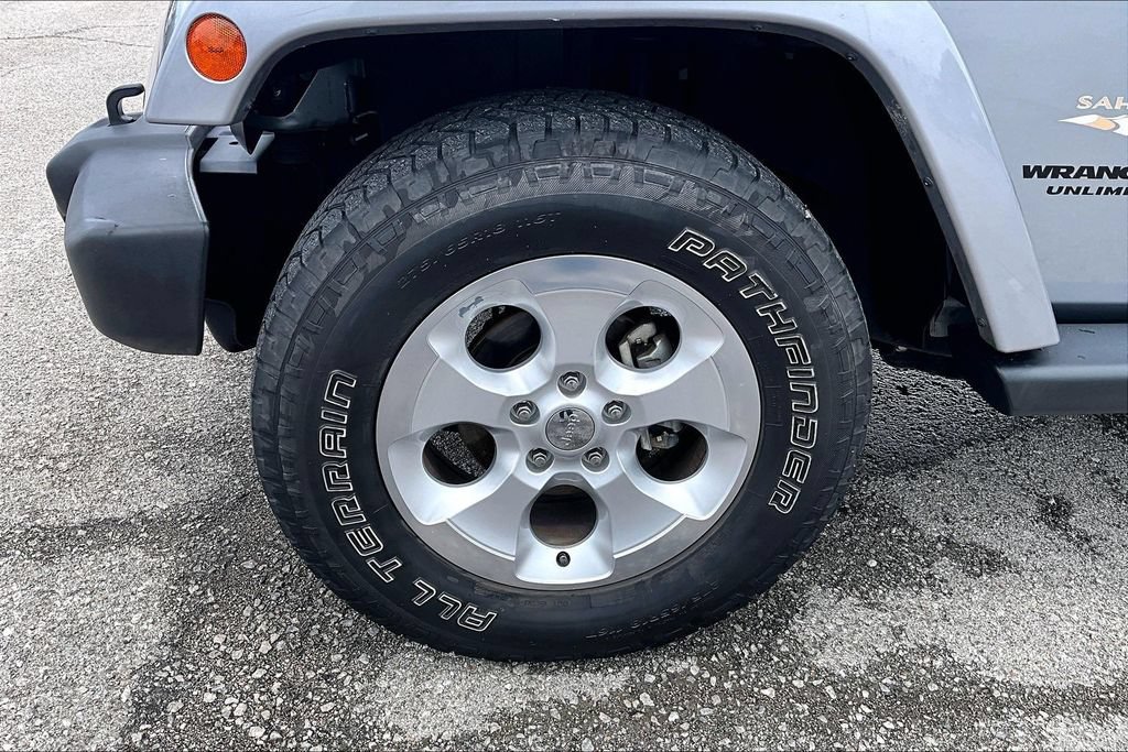 Used 2015 Jeep Wrangler Unlimited Sahara w/ Connectivity Group AWD/4WD image 11