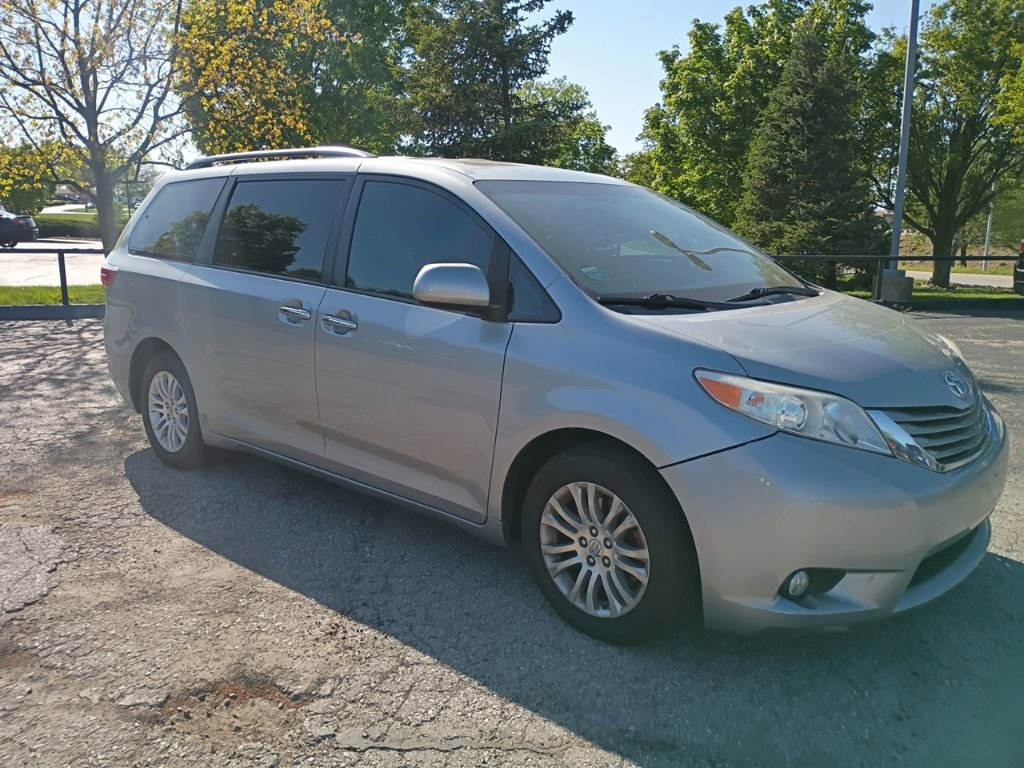 Used 2017 Toyota Sienna XLE w/ XLE Navigation Package FWD image 4