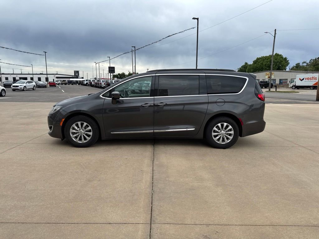 Used 2017 Chrysler Pacifica Touring-L FWD image 6