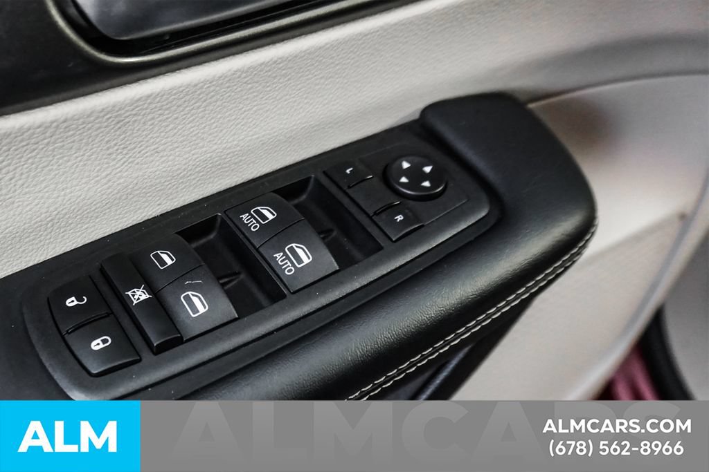 Used 2023 Chrysler Pacifica Touring-L FWD image 41