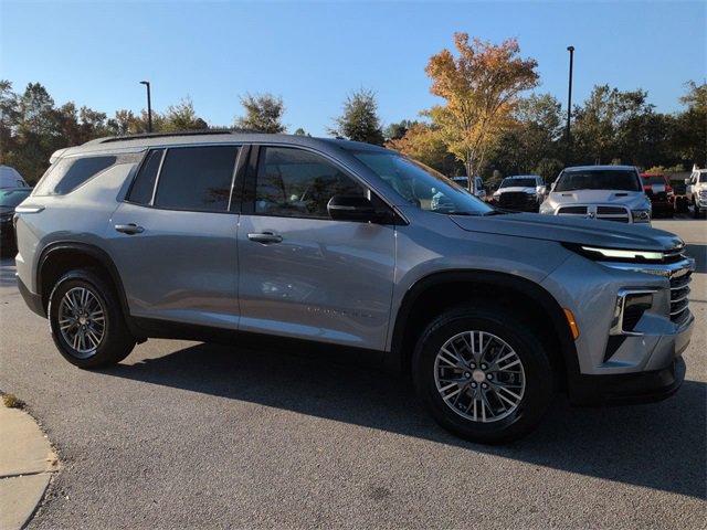 Used 2025 Chevrolet Traverse LT image 2