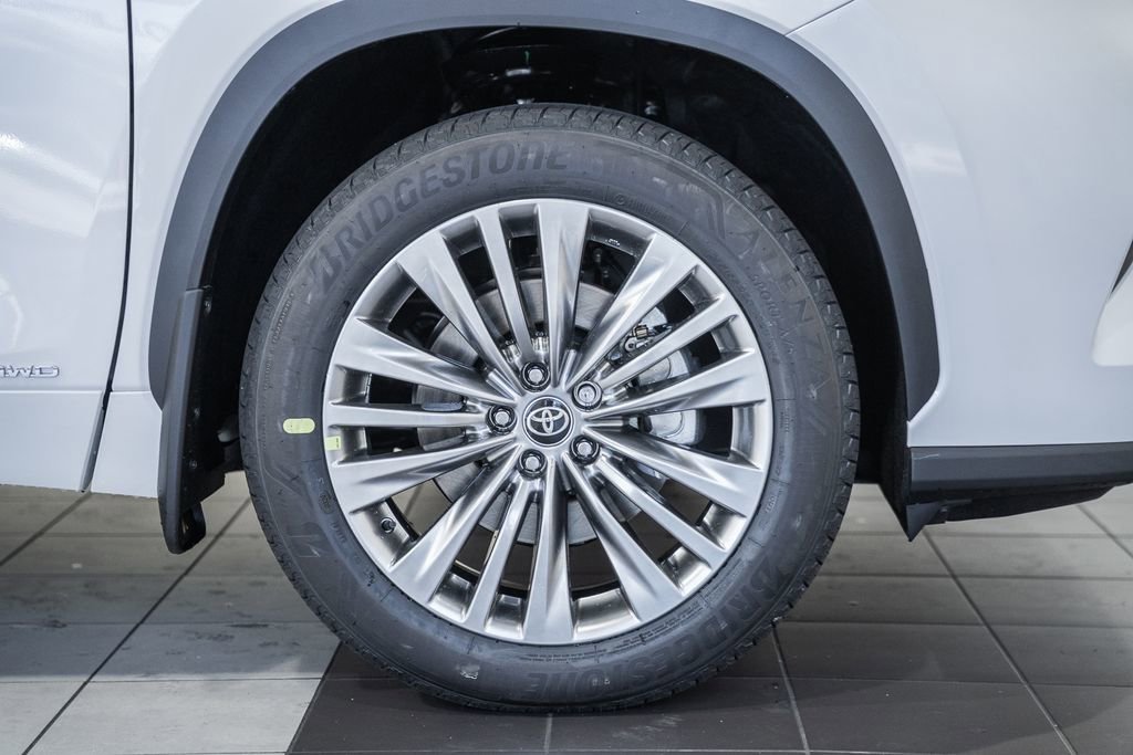 New 2026 Toyota Highlander Platinum image 18
