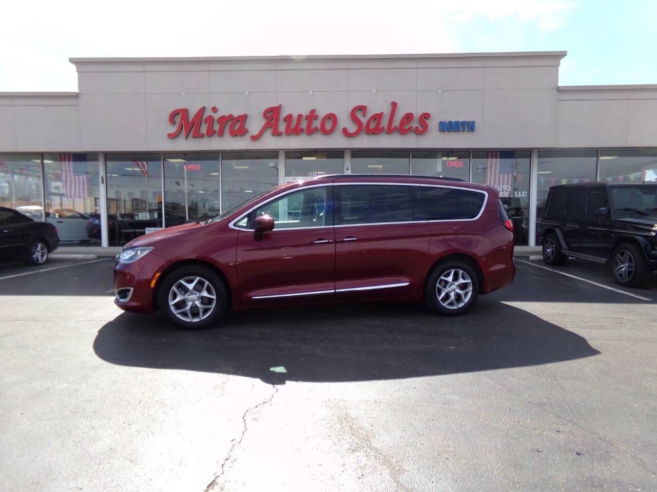 Used 2017 Chrysler Pacifica Touring-L w/ Tire & Wheel Group FWD image 2