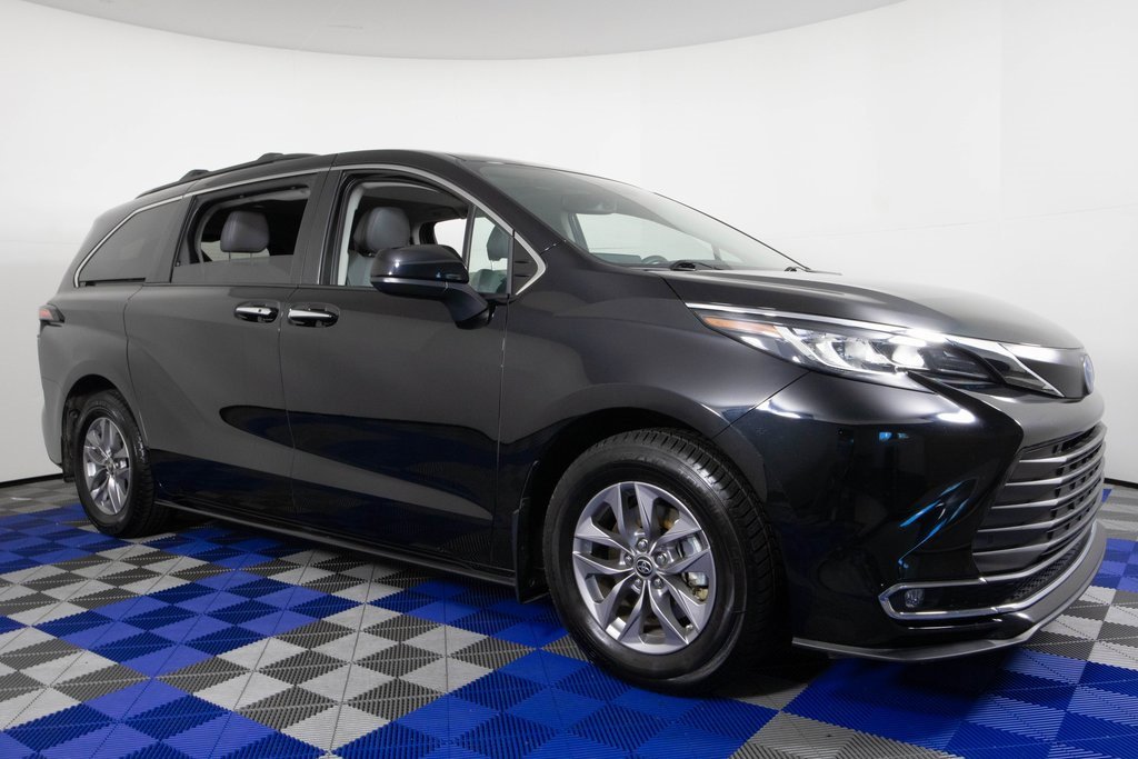 Used 2023 Toyota Sienna XLE image 3