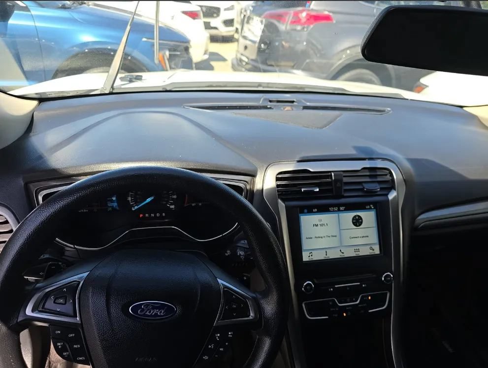 Used 2017 Ford Fusion SE w/ Fusion SE Technology Package FWD image 6