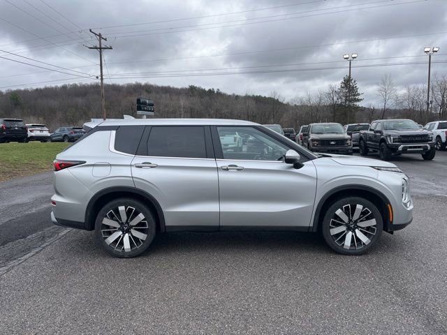 Used 2025 Mitsubishi Outlander SE image 4
