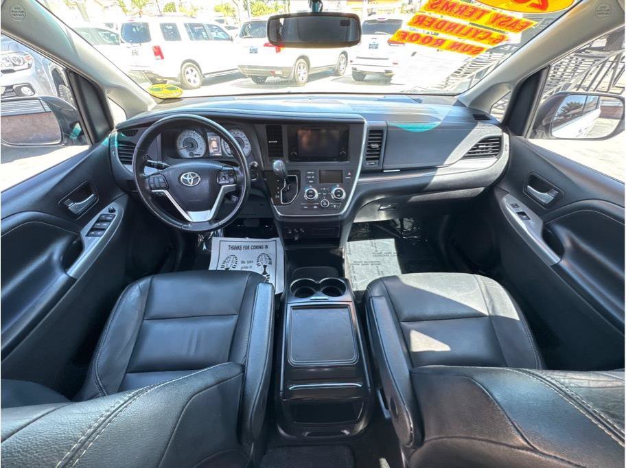 Used 2015 Toyota Sienna SE w/ SE Preferred Package FWD image 41