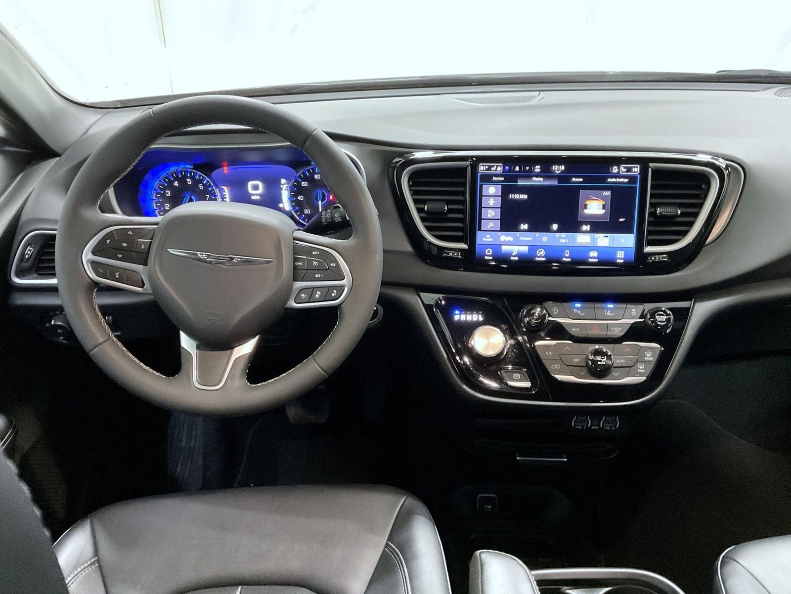 Used 2025 Chrysler Pacifica Select image 14