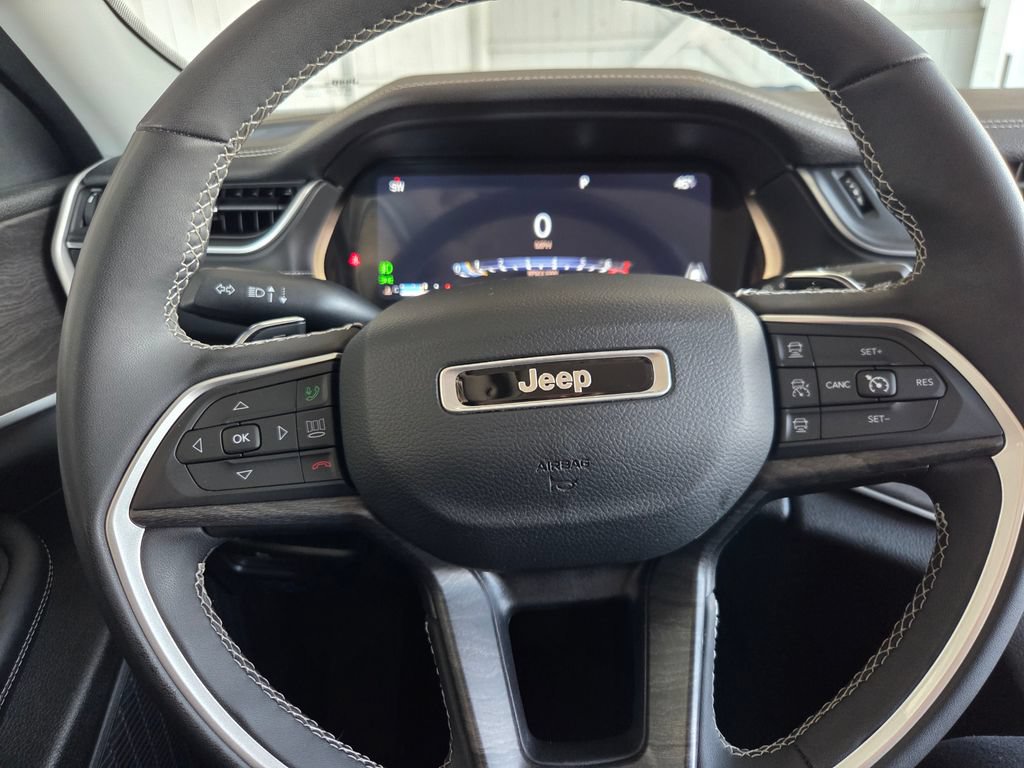 Used 2023 Jeep Grand Cherokee L Limited AWD/4WD image 7