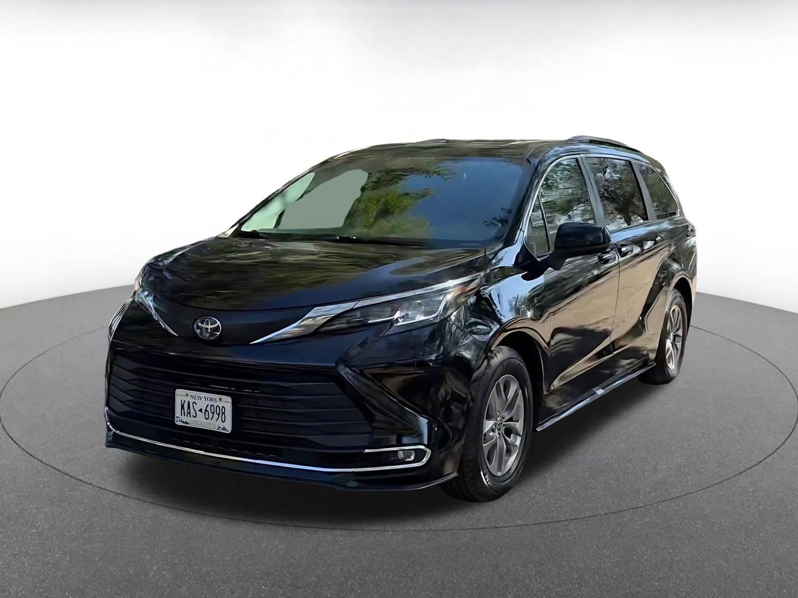 Used 2023 Toyota Sienna XLE image 7