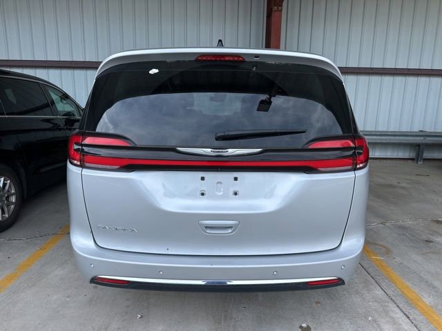 Used 2024 Chrysler Pacifica Touring-L FWD image 12