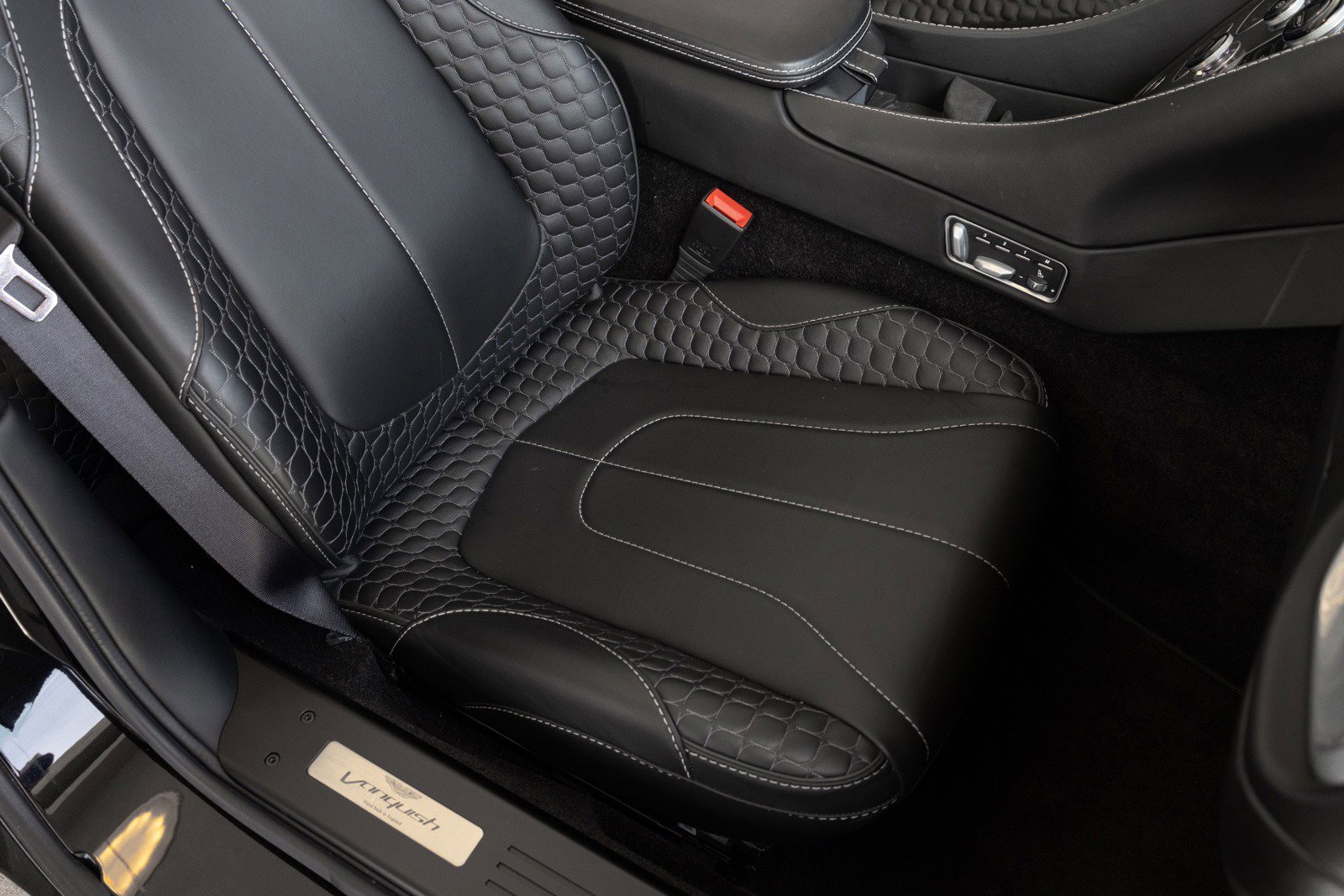 Used 2015 Aston Martin Vanquish Volante RWD image 62