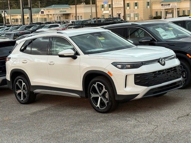 New 2025 Volkswagen Tiguan SE image 2