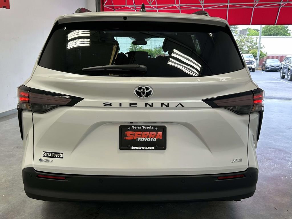Used 2026 Toyota Sienna XLE FWD image 4