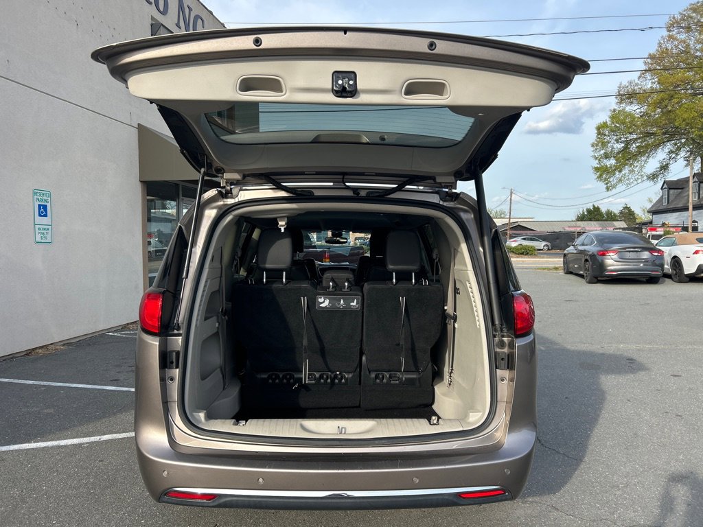 Used 2017 Chrysler Pacifica Touring-L Plus w/ Tire & Wheel Group FWD image 9