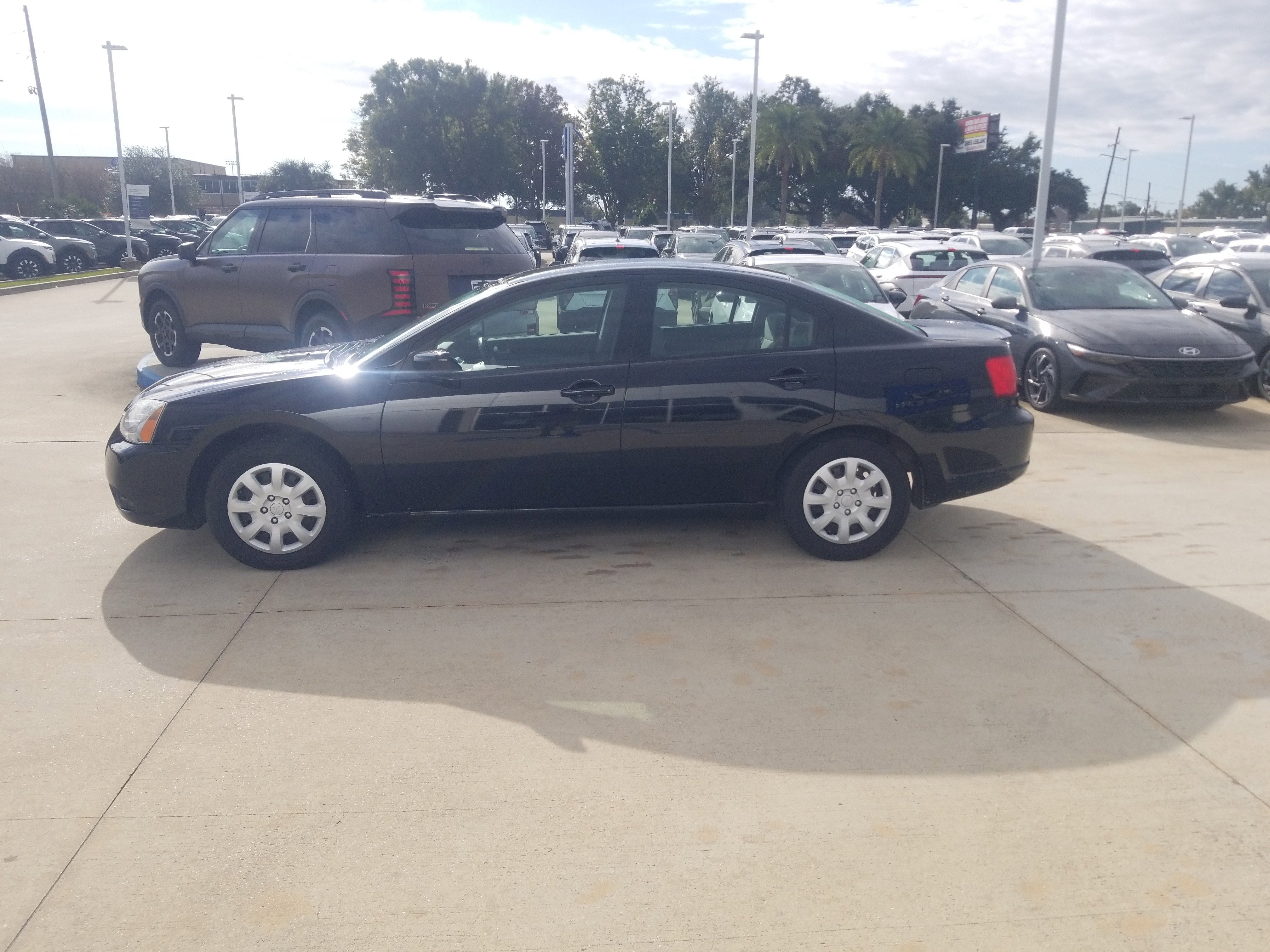 Used 2009 Mitsubishi Galant image 4