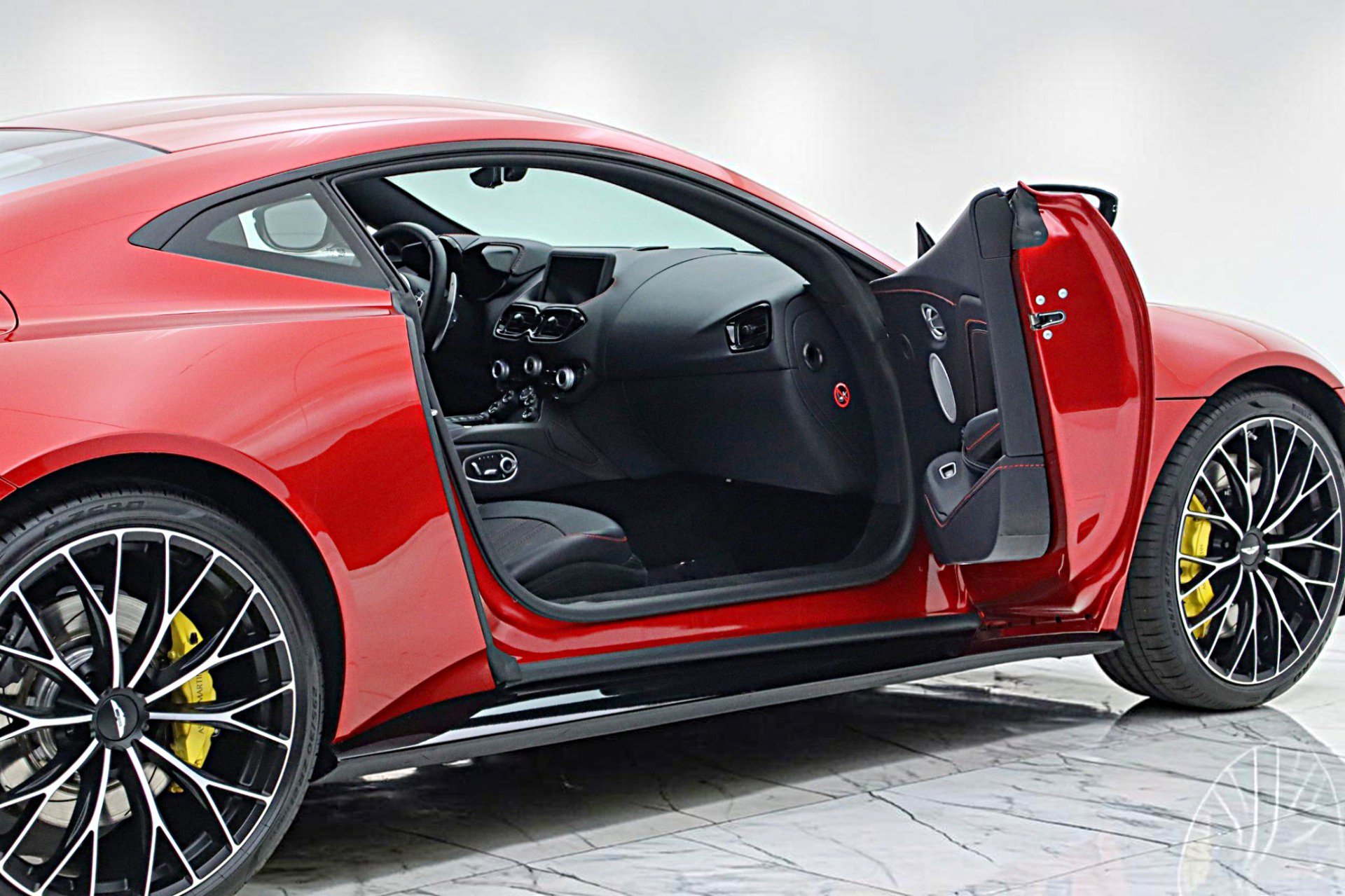 Used 2023 Aston Martin V8 Vantage Coupe RWD image 18