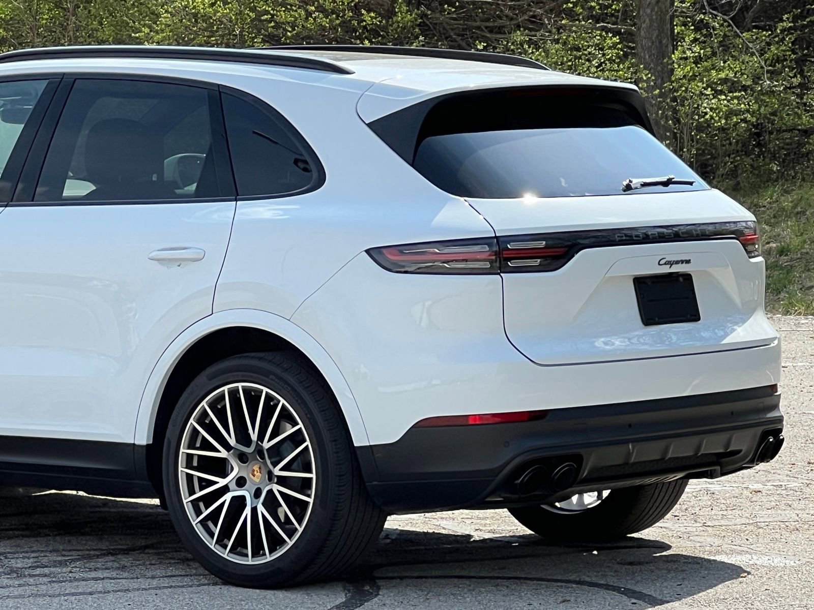 Certified 2022 Porsche Cayenne Platinum Edition image 10