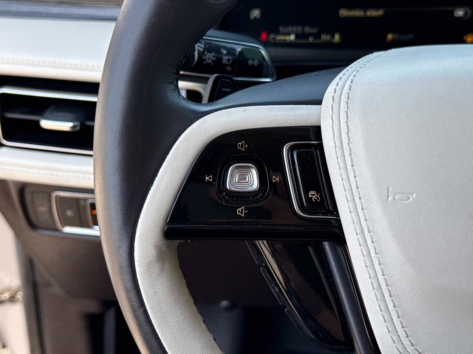 Used 2023 Lincoln Aviator Black Label w/ Dynamic Handling Package image 34