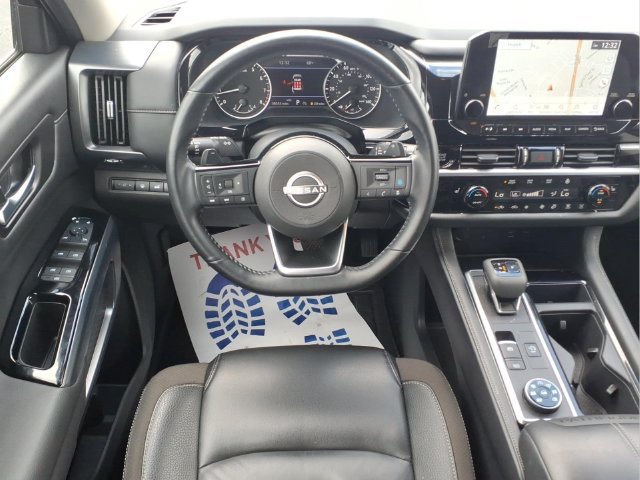 Used 2025 Nissan Pathfinder SL AWD/4WD image 4