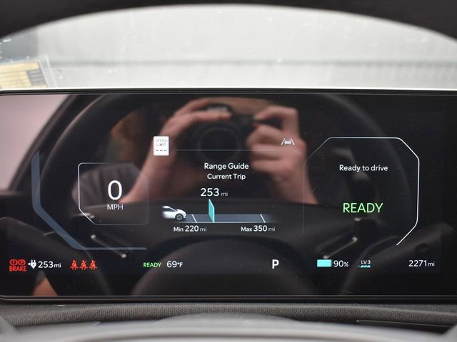 Certified 2025 Kia EV6 Light w/ Light LR Technology Package image 17