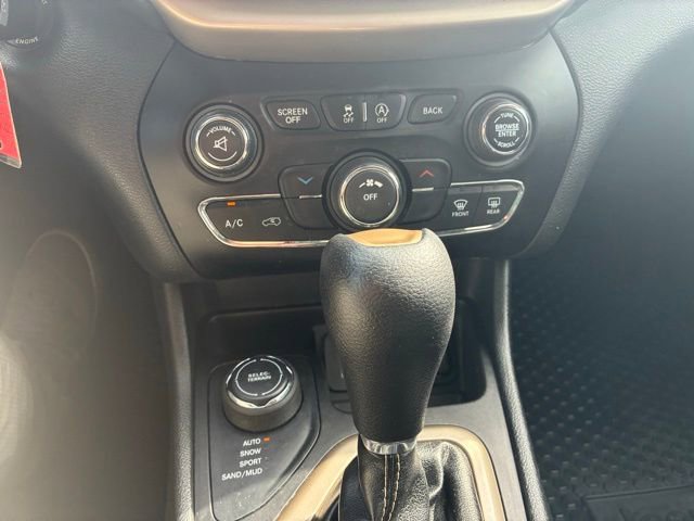 Used 2018 Jeep Cherokee Latitude AWD/4WD image 13