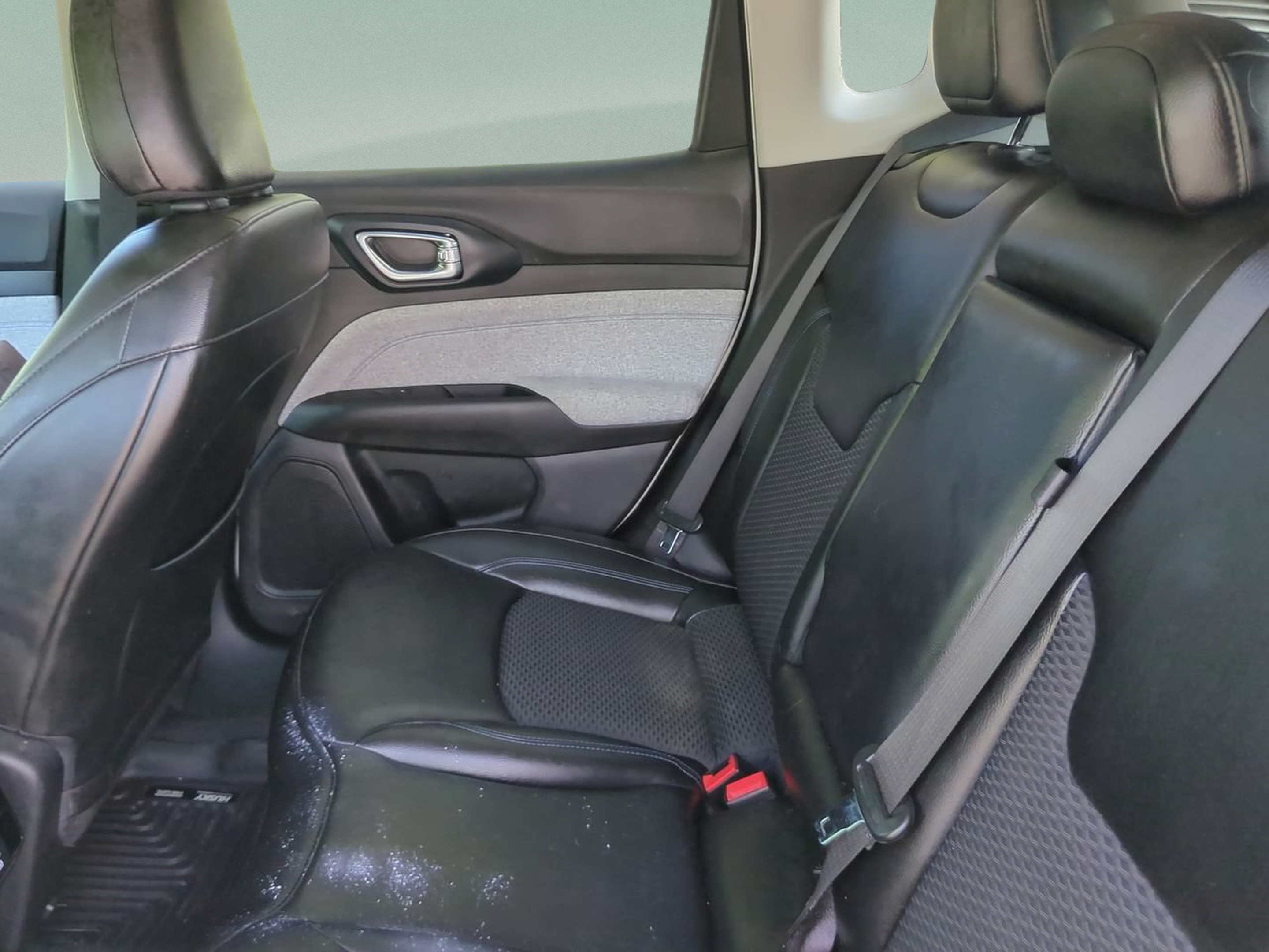 Used 2022 Jeep Compass Latitude FWD image 18